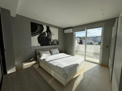 Una cama o camas en una habitación de Giuliani Seafront Penthouse 15