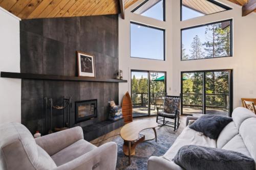 Χώρος καθιστικού στο Golden Peak Cabin home
