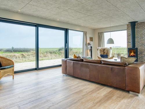 Posezení v ubytování 6 person holiday home in Løkken-By Traum