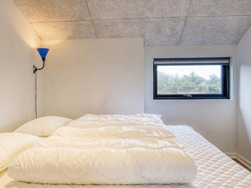 Postel nebo postele na pokoji v ubytování 6 person holiday home in Løkken-By Traum