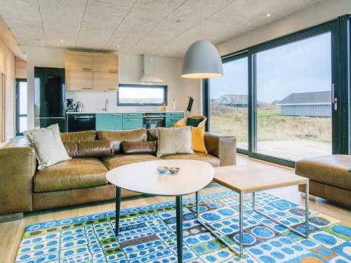 Posezení v ubytování 6 person holiday home in Løkken-By Traum