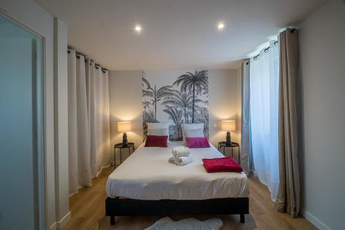 une chambre avec un lit avec deux animaux en peluche dessus dans l'établissement The Adour - Apartment 42 m, à Vic-en-Bigorre