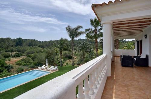 サン・ラファエル・デ・サ・クレウにあるVilla with charm and privacyのスイミングプール付きの家のバルコニー