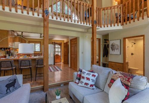 a living room with a couch and a kitchen at Alpine Breakwater in Alpine