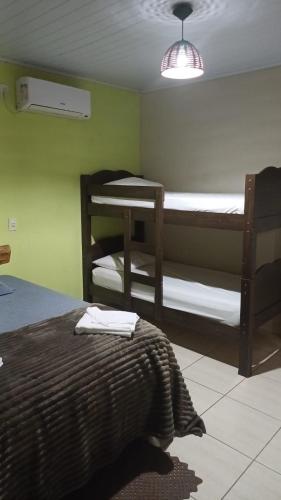 a room with two bunk beds in a room at Pousada do Josias in Nobres