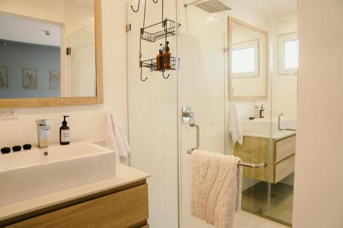 a bathroom with a sink and a shower at LUXURY Apartment in BLUE Playa Venao B-32 in Playa Venao
