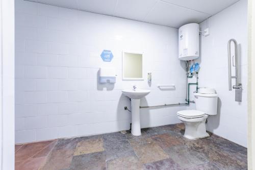 サンティアゴにあるHabitación en Providencia - Metro Baquedanoのトイレと洗面台付きのバスルーム