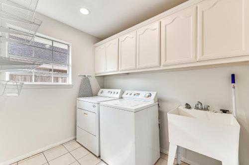 Φωτογραφία από το άλμπουμ του Fenced Yard Home Near Hospitals in Edinburg! σε Edinburg