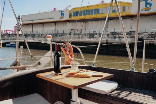 Cozy Lisbon Marina Sleepaboard - Sail Away