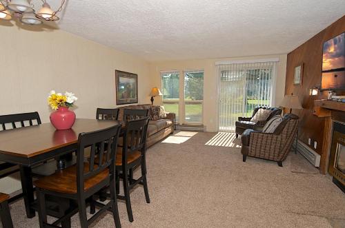 a living room with a table and chairs and a couch at Quickdraw in Rea