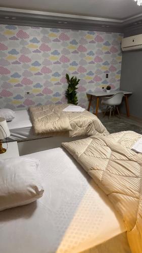 Postel nebo postele na pokoji v ubytování Giza Royale Apartment 3BR