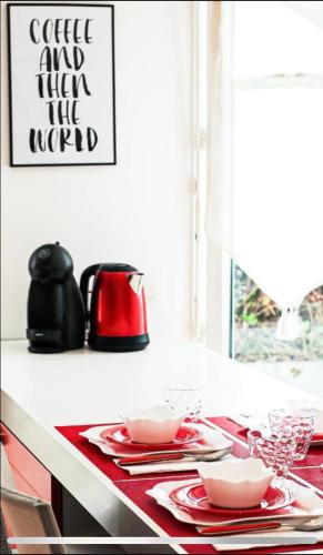 - un comptoir de cuisine avec des plaques rouges et blanches et une bouilloire dans l'établissement L'Enchanté-T2-45m2-Proche Val d'Europe-Disney, à Montévrain