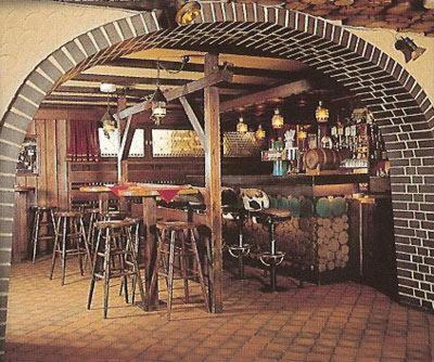 un bar con un montón de mesas y taburetes en Hotel zur Struth, en Eschwege