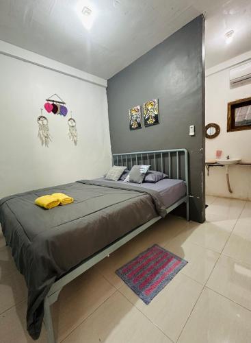 Ένα ή περισσότερα κρεβάτια σε δωμάτιο στο D'Flora Homestay