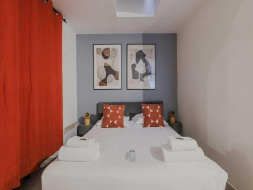 une chambre avec un lit avec des draps blancs et des oreillers dans l'établissement Welcoming Studio for 2 people - Épinettes, à Paris