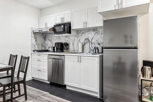 Kuchyň nebo kuchyňský kout v ubytování Basement Suite in Calgary - Short Drive to Banff