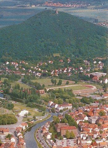 una vista aérea de una pequeña ciudad con un río en Hotel zur Struth, en Eschwege