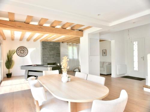 Photo de la galerie de l'établissement Villa à 1h15 de Paris, avec Piscine, Spa & Sauna, à Cornant