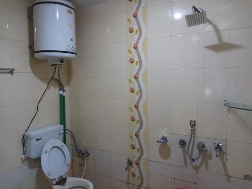 a bathroom with a shower with a toilet and a shower at hotel pahalgam duke in Pahalgām