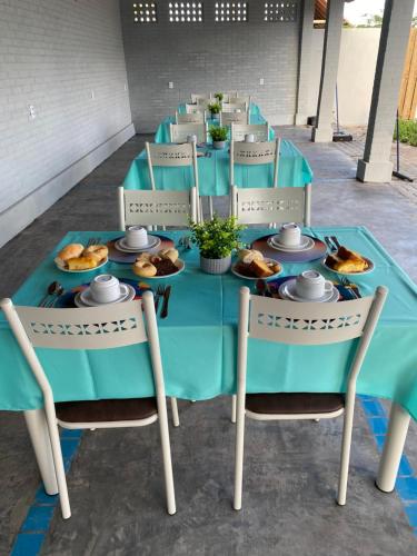 een blauwe tafel met borden met voedsel erop bij POUSADA SOL e LUAR in Santo Amaro