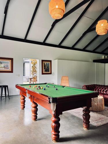 Una sala de estar con una mesa de billar. en Nunkeri, en Wollombi