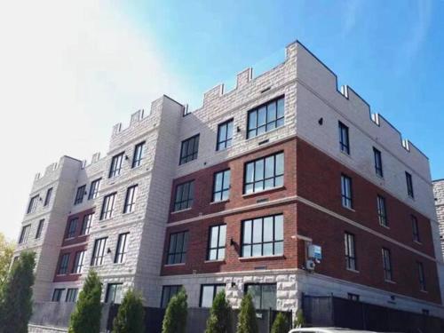 a large brick building with windows on top of it at Le Bijou Airhome in Montréal