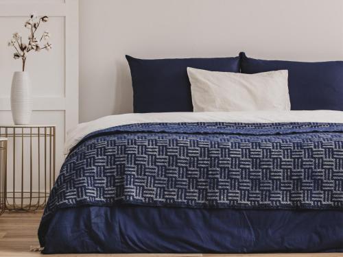 ルートンにあるIndigo Innの青いベッド(青と白の掛け布団付)