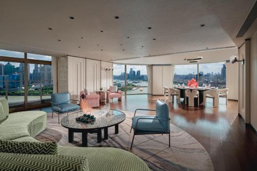 Hyatt on the Bund Shanghai - a Grand Hyatt hotel, most centrally located at HuangPu river banks in downtownにあるシーティングエリア