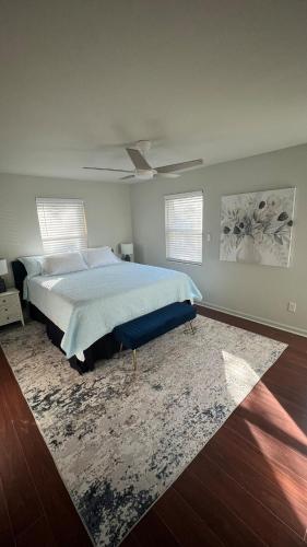 a bedroom with a bed and a ceiling fan at Elegant Townhome Retreat with King Bed Near I-10, Capitol, FSU & FAMU in Tallahassee