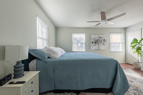 a bedroom with a bed and a ceiling fan at Elegant Townhome Retreat with King Bed Near I-10, Capitol, FSU & FAMU in Tallahassee