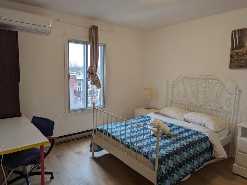 Postel nebo postele na pokoji v ubytování Harmony room near Metro Monk station with Self Check-in