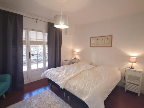 une chambre avec un lit blanc et une fenêtre dans l'établissement Appartement 3 pièces climatisé avec terrasse et piscine privée à Sainte-Maxime - FR-1-780-33, à Sainte-Maxime