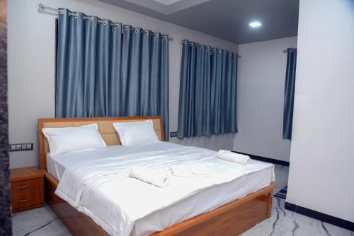 Ένα ή περισσότερα κρεβάτια σε δωμάτιο στο Hotel Pooja Inn Pandharpur