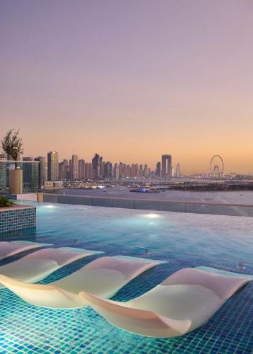 Swimmingpoolen hos eller tæt på Seafront Escape Infinity Pool & Private Beach
