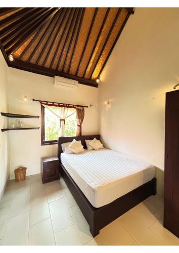 Cama o camas de una habitación en Teluk Karang Dive & Spa Resort