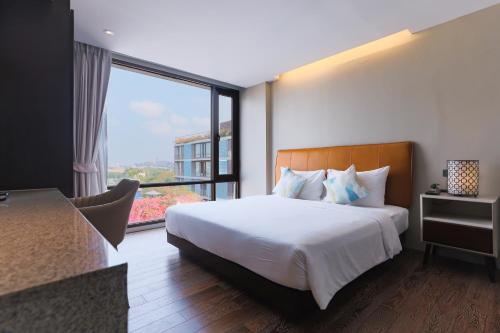 Кровать или кровати в номере Balcony Courtyard Sriracha Hotel & Serviced Apartments