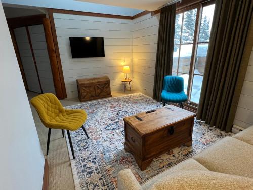 a living room with a couch and a coffee table at Winston Lodge in Golden