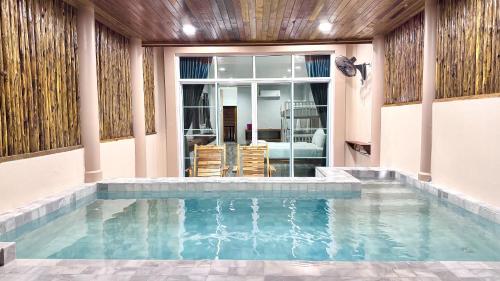 une piscine au milieu d'une maison dans l'établissement Koh Mook Riviera Beach Resort, à Ko Muk