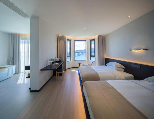 Postel nebo postele na pokoji v ubytování Wenzhou Dongtou Bishan Seaview B&B