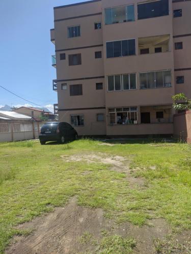 a car parked in front of a building at Apartamento charmoso in Rio das Ostras