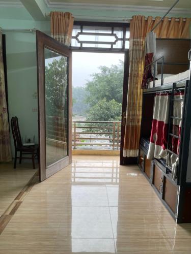 Habitación con una puerta corredera de cristal con vistas en Chu hostel Tam Coc, en Vũ Lâm