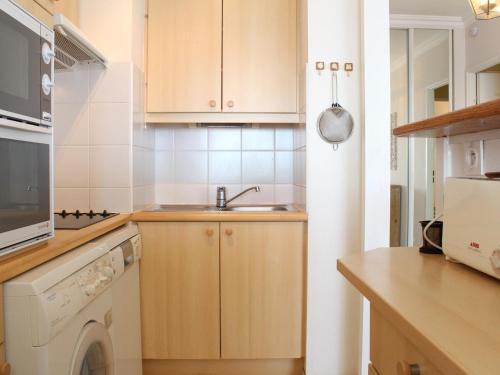 une cuisine avec un évier et une machine à laver dans l'établissement Appartement 3 pièces - 5 couchages, idéalement situé près plage, centre La Baule - FR-1-245-213, à La Baule