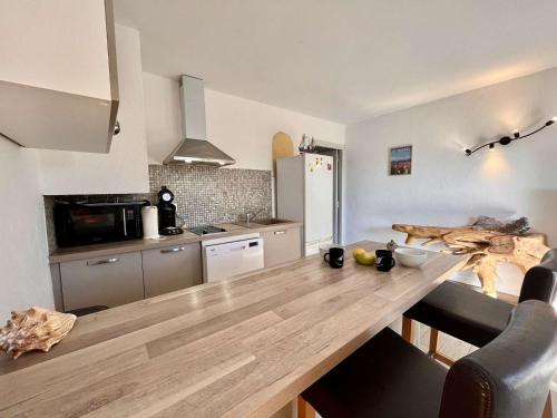 une cuisine avec un comptoir en bois dans une pièce dans l'établissement Appartement 2 pièces avec jardinet à Cavalaire-sur-Mer - FR-1-226B-230, à Cavalaire-sur-Mer