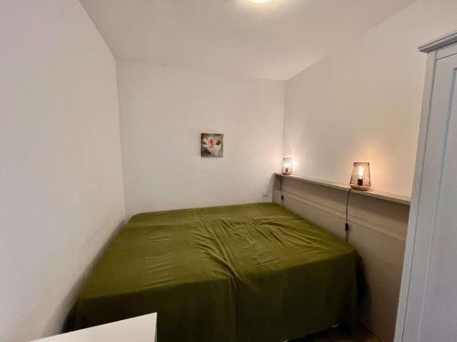 - une petite chambre avec un lit vert dans l'établissement Appartement 2 pièces avec jardinet à Cavalaire-sur-Mer - FR-1-226B-230, à Cavalaire-sur-Mer