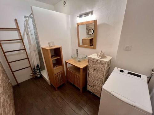 La petite salle de bains est pourvue d'un lavabo et d'un comptoir avec un miroir. dans l'établissement Appartement 2 pièces avec jardinet à Cavalaire-sur-Mer - FR-1-226B-230, à Cavalaire-sur-Mer