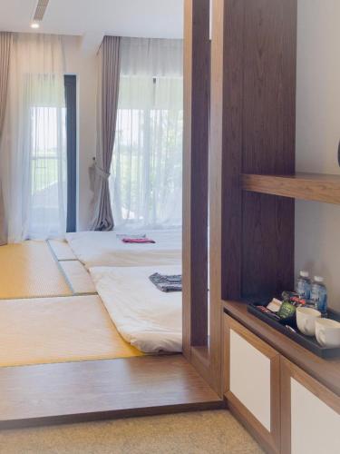 Postel nebo postele na pokoji v ubytování Kobi Onsen Resort Hue, Affiliated by Melia