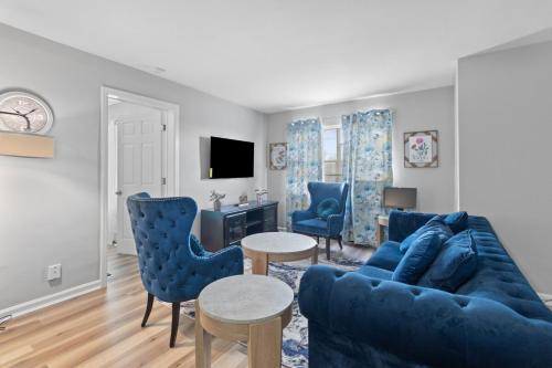 a living room with a blue couch and chairs at Luxury 2 bedroom apartment in Cincinnati in Cincinnati