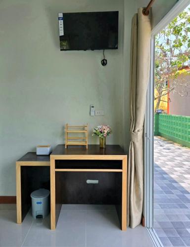 TV a/nebo společenská místnost v ubytování Aonang Riverside Home