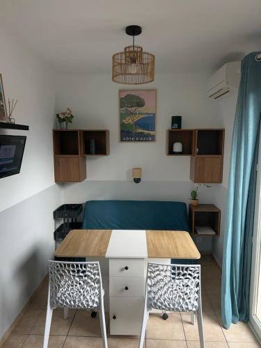 une pièce avec une table, des chaises et un canapé dans l'établissement Appartement 4 personnes au calme, à Hyères