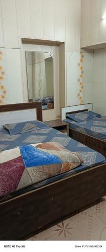 MJ Chawla Homestay double bed attached bathroom roomにあるベッド